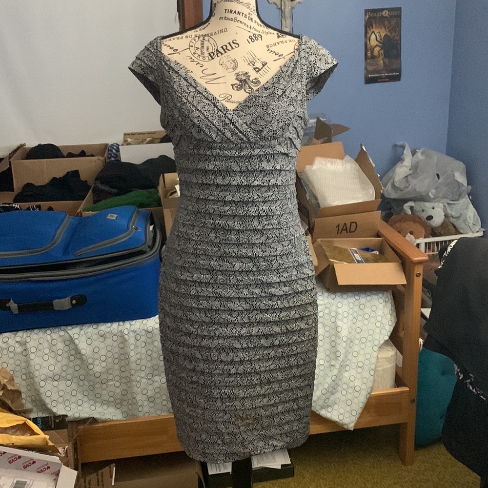 FREE w/ $10+ PURCHASE: London Times Dressbarn Black & White Print Stretch Dress